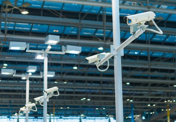 Övervakningskameror i fabrik