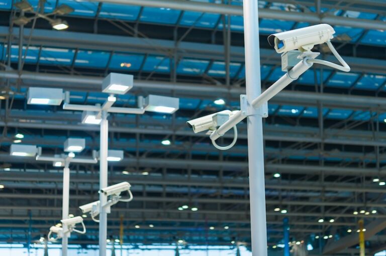 Övervakningskameror i fabrik